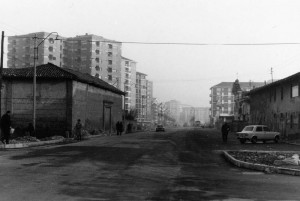Panoramica di via Gaidano e cascine Roccafranca e Anselmetti prima di ristrutturazione e demolizione, 1974 © EUT 2