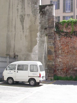 Blocchi di tubatura in pietra, probabilmente in origine condotte di derivazione dell’acquedotto, in un edificio interno all’isolato compreso tra via Garibaldi, via Botero, via Barbaroux e via Milano. Fotografia di Fabrizio Diciotti, 2004