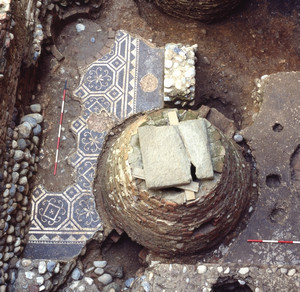 Particolare dell’aula pavimentata con un mosaico bianco e nero che compone una serie di ottagoni in cui sono racchiusi girali vegetali, © Soprintendenza per i Beni Archeologici del Piemonte e del Museo Antichità Egizie.