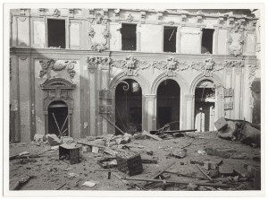 Via Principe Tommaso, Teatro Chiarella, “Teatro Smeraldo”. Effetti prodotti dai bombardamenti dell'incursione aerea del 20-21 novembre 1942. UPA  1856_9B02-16. © Archivio Storico della Città di Torino