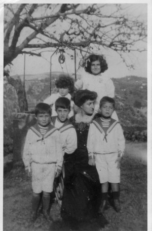 Fotografia di Gemma Servadio con i figli. Mostra Torino - Fossoli - Auschwitz. Donne e luoghi della memoria