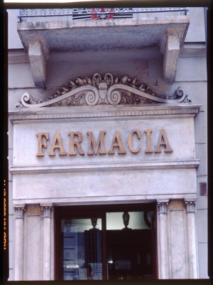 Farmacia della Rocca, particolare dell'ingresso, 1998 © Regione Piemonte