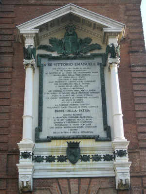 Lapide dedicata a Vittorio Emanuele II. Fotografia di Elena Francisetti, 2010. © MuseoTorino.