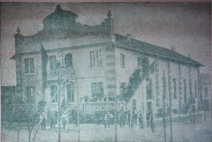 Casa del popolo di Borgo Vittoria e Madonna di Campagna durante i lavori di costruzione. Fotografia da «Il Grido del popolo», 1 maggio 1910