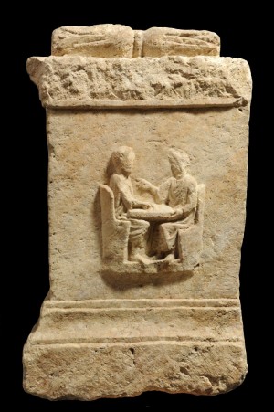 La coppia è intenta al gioco dei dadi, foto Giacomo Lovera, © Soprintendenza per i Beni Archeologici del Piemonte e del Museo Antichità Egizie.