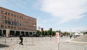 Piazza San Giovanni, scalinata del Duomo, Palazzo dei Lavori pubblici. Fotografia di Nicole Mulassano, 2015