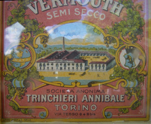 Un'etichetta del vermouth semi secco Trinchieri.