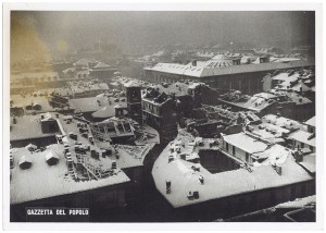 Vicolo di Santa Maria “Chiesa e Vicolo di Santa Maria. Incursione […] effetto soffio della bomba torpedine di cui alla foto 7008 [...]”. Effetti prodotti dai bombardamenti dell'incursione aerea del 20-21 novembre 1942. UPA 1771_9B01-10. © Archivio Storico della Città di Torino