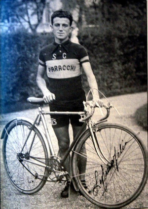 Didascalia immagine: Felice Lessona, corridore dello Sport Club Paracchi, anni Trenta. ©Archivio Storico Associazione Sportiva Paracchi.