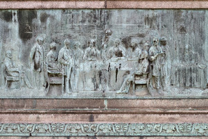 Giovanni Duprè, Monumento a Camillo Benso Conte di Cavour (bassorilievo raffigurante il Congresso di Parigi), 1865-1873. Fotografia di Mattia Boero, 2010. © MuseoTorino. 