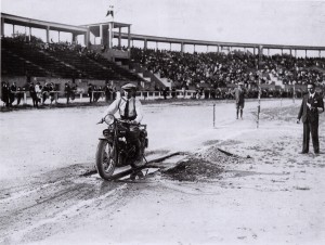 Gara di motociclismo allo Stadium, 1920 circa. © Archivio Storico della Città di Torino
 
 
 