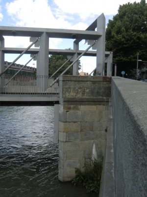 Ponte Carpanini. I bastioni sono rivestiti con pietre naturali provenienti dai  materiali recuperati dalla demolizione del vecchio ponte ottocentesco Principessa Clotilde. Fotografia L&M, 2011