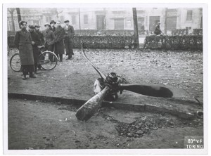 Corso Vinzaglio, resti di un aereo abbattuto. Effetti prodotti dai bombardamenti dell'incursione aerea dell'8-9 dicembre 1942. UPA 2744_9C05-55. © Archivio Storico della Città di Torino/Archivio Storico Vigili del Fuoco