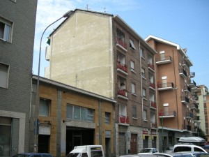 Edificio ad uso abitativo e commerciale in Via Aosta 23