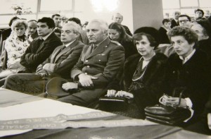 Invitati alla cerimonia di intitolazione della scuola a Carlo Casalegno, 1978. Archivio della scuola.