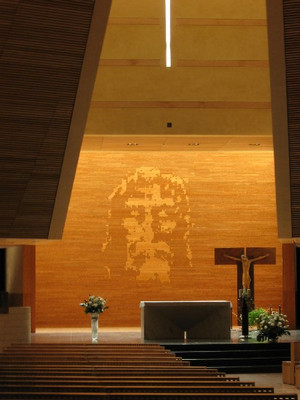 L’immagine della sacra sindone tradotta in pixel e ricostruita sulla parete dietro l’altare. Fotografi agosto 2010. ©MuseoTorino.