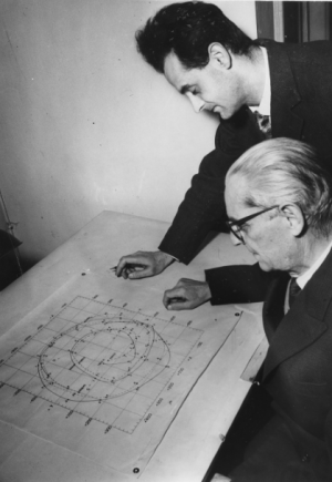 Il professor Gino Cecchini, direttore dell’Ufficio Internazionale di Latitudini, osserva con un assistente un grafico della polodia, 1959