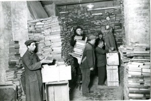 Biblioteca civica Centrale dopo il bombardamento, ricovero dei libri superstiti nelle cantine dell'edificio, 1943. Biblioteca civica Centrale © Biblioteche civiche torinesi