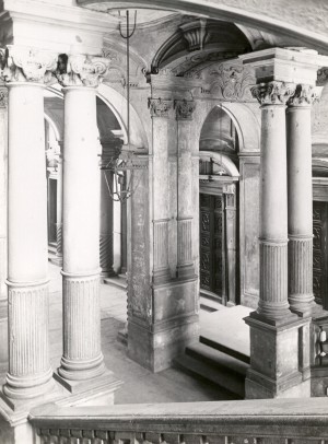 Palazzo Barolo, atrio e rampa sinistra dello scalone. Fotografia di Mario Gabinio, 1° ottobre 1932. © Fondazione Torino Musei - Archivio fotografico.