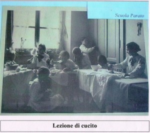 Lezione di cucito presso la Scuola elementare Antonino Parato.