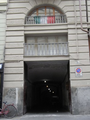 Antiche ghiacciaie di piazza Emanuele Filiberto. L’ingresso di via delle Orfane 32 come si presenta attualmente. Fotografia L&M, 2011.
