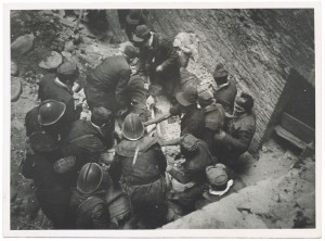 Corso San Martino, “[...] recupero vittime”. Effetti prodotti dai bombardamenti dell'incursione aerea del 20-21 novembre 1942. UPA 1847_9B02-02. © Archivio Storico della Città di Torino