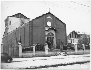 Via Salbertrand (già Salabertano) angolo Via Valentino Carrera, chiesa Madonna della Divina Provvidenza. Effetti prodotti dai bombardamenti dell'incursione aerea del 9 dicembre 1942. UPA 3161D_9D04-43. © Archivio Storico della Città di Torino