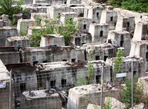 I plinti di fondazione dei laminatoi prima della rifunzionalizzazione. Fotografia Comitato Parco Dora, 2007.