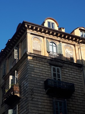 Finestre a trompe l'oeil in via Saluzzo angolo via San Pio V