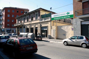 L’edificio nonostante abbia rivoluzionato la propria vocazione commerciale ha mantenuto il profilo di un tempo. Fotografia di Paolo Coccorese, 2010. ©MuseoTorino.