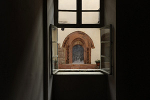 Una delle finestre ogivali di casa Romagnano. Fotografia di Paolo Gonella, 2010. © MuseoTorino.