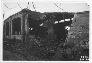 Via Pier Carlo Boggio 19. Ferrovie dello Stato - Officine Materiale Rotabile. Effetti prodotti dai bombardamenti dell'incursione aerea dell' 8 agosto 1943. UPA 3846_9E02-54. © Archivio Storico della Città di Torino/Archivio Vigili del Fuoco