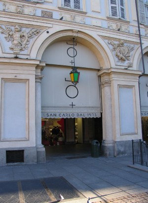 Piazza S. Carlo. Palla di cannone nella facciata di palazzo Solaro del Borgo. Fotografia di Fabrizio Zannoni, 2010.