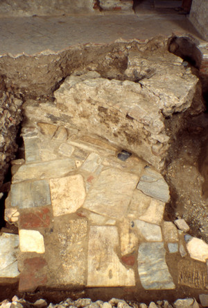 Resti della parete absidale della chiesa del Salvatore e pavimento della cripta romanica. © Soprintendenza per i Beni Archeologici del Piemonte e del Museo Antichità Egizie.