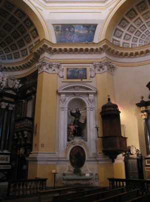 Santa Maria del Monte. Palla di cannone all’interno della chiesa al di sopra della nicchia con la statua lignea di San Fedele da Sigmaringen. Fotografia di Fabrizio Zannoni, 2011.