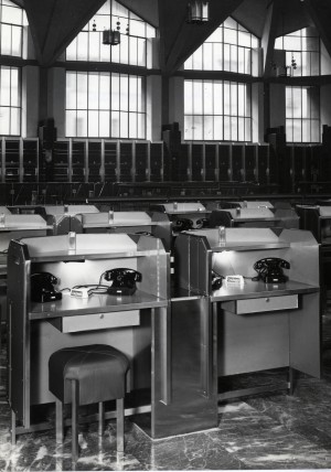 Gabetti e Isola - designer, Box-postazioni degli agenti, Borsa Valori, Torino, 1952, poduzione Colli, fotografia di Riccardo Moncalvo (Archivio Gabetti&Isola, Studio Isola, Torino)