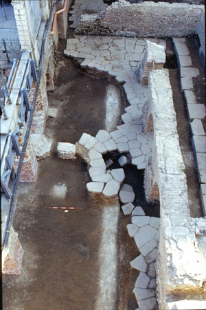 Un tratto del basolato della strada dietro al teatro venuto alla luce durante i lavori di sistemazione dell’area del Duomo, © Soprintendenza per i Beni Archeologici del Piemonte e del Museo Antichità Egizie.