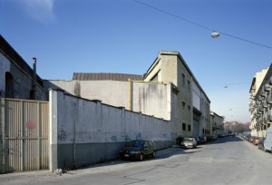 Il fronte su via Tesso dello stabilimento della Savigliano prima della trasformazione. Fotografia di Filippo Gallino per la Città di Torino, dicembre 2000
