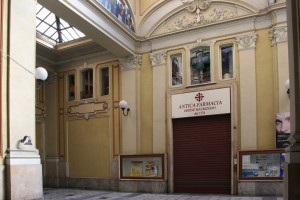 L’accesso odierno alla farmacia dalla Galleria Umberto I. Fotografia di Enrico Lusso per MuseoTorino.