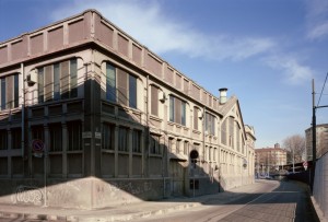 La facciata su via Udine dello stabilimento della Savigliano prima della trasformazione. Fotografia di Filippo Gallino per la Città di Torino, dicembre 2000