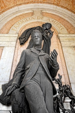 12 AV Odoardo Tabacchi (1831-1905),Tomba famiglia De Amicis (Arcata 223), la scultura è dedicata a Furio De Amicis. Fotografia di Roberto Cortese, 2018