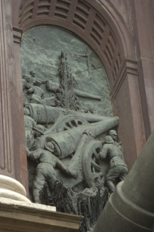Arco trionfale dedicato all'Arma dell'Artiglieria con monumento all'Artigliere, particolare. Fotografia di Giuseppe Caiafa, 2011