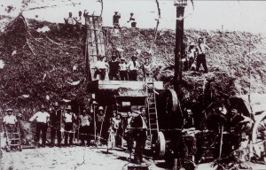 Cascina Fossata. Trebbiatura sui terreni della cascina, ora Giardini Sempione, intorno al 1930