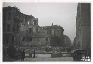 Via Davide Bertolotti 10, Istituto Tecnico Femminile Pareggiato “ Clotilde di Savoia” - Scuola Municipale (già Civica di Avviamento Professionale). Effetti prodotti dai bombardamenti dell'incursione aerea del 1° dicembre 1943. UPA 4201_9E04-25. © Archivio Storico della Città di Torino/Archivio Storico Vigili del Fuoco