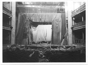 Via Principe Tommaso, Teatro Chiarella, “Teatro Smeraldo”. Effetti prodotti dai bombardamenti dell'incursione aerea del 20-21 novembre 1942. UPA  1857_9B02-17. © Archivio Storico della Città di Torino