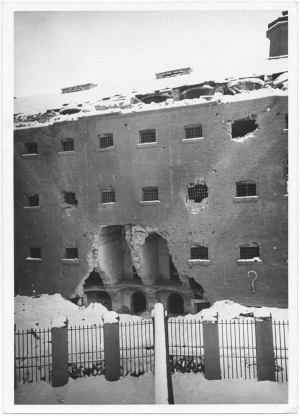 Corso Vittorio Emanuele II, 127 “Carceri giudiziarie”[sic]. Effetti prodotti dai bombardamenti dell'incursione aerea del 20-21 novembre 1942. UPA 2011_9B04-39. © Archivio Storico della Città di Torino