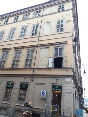 Finestre a trompe l'oeil in via Carlo Alberto angolo via Maria Vittoria