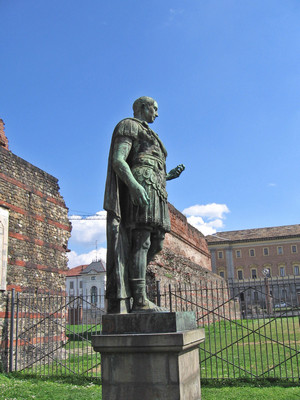 Le Porte Palatine con la statua di Giulio Cesare. Fotografia di Alessandro Vivanti