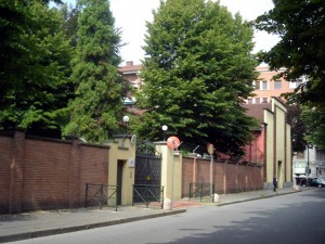 Caserma Emanuele Filiberto di Savoia Duca d’Aosta. Muro di cinta e ingresso da via Gessi . Fotografia di Silvia Bertelli.