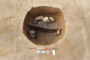 Focolare a fossa della fase di X-XI secolo del villaggio, durante lo scavo (datazione al C14 dei carboni: 960-1050). © Soprintendenza per i Beni Archeologici del Piemonte e del Museo Antichità Egizie.